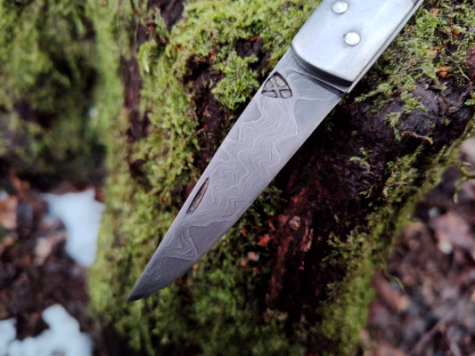 Hand-forged Folding Knife / Pattern-welded blade / Iron bolsters & Elm Burl Scales / Heavy duty slipjoint / Non-locking UK Legal Carry