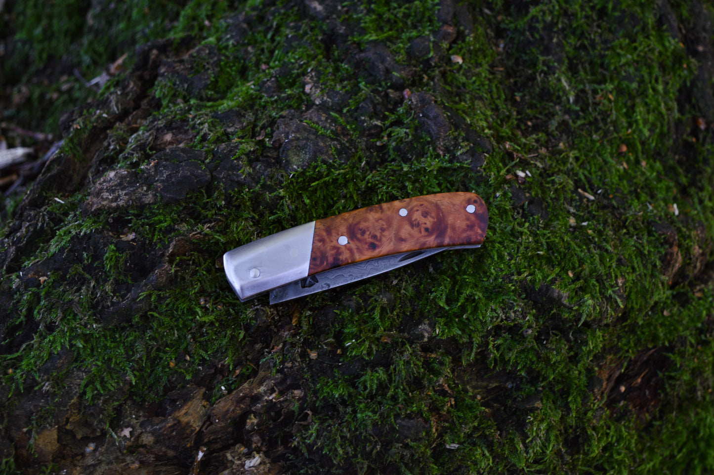 Hand-forged slipjoint folding knife / Pattern-welded Go-Mai Damascus Blade / Stainless Steel Liners & Bolsters / Amboyna Burl Scales