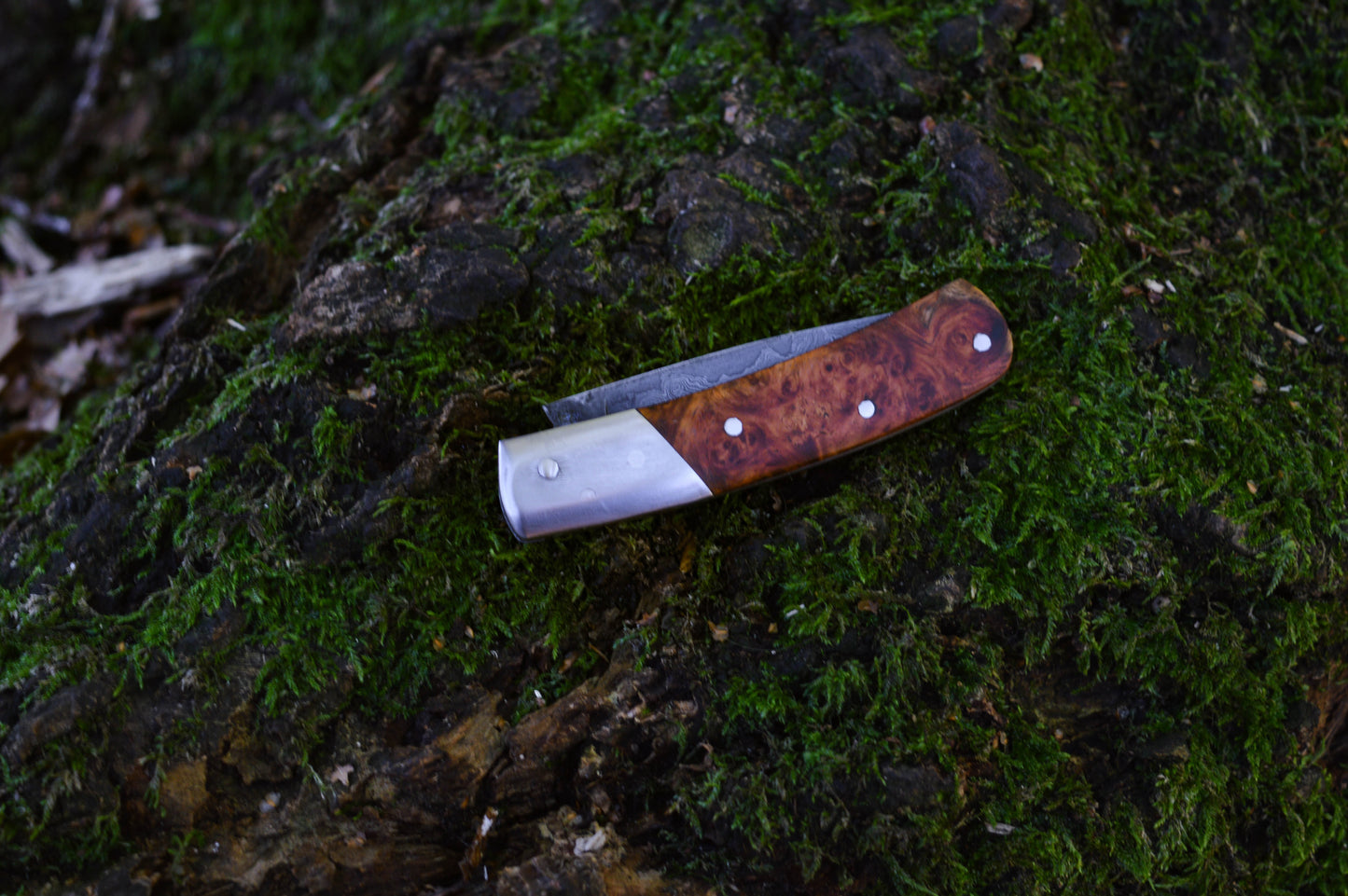 Hand-forged slipjoint folding knife / Pattern-welded Go-Mai Damascus Blade / Stainless Steel Liners & Bolsters / Amboyna Burl Scales