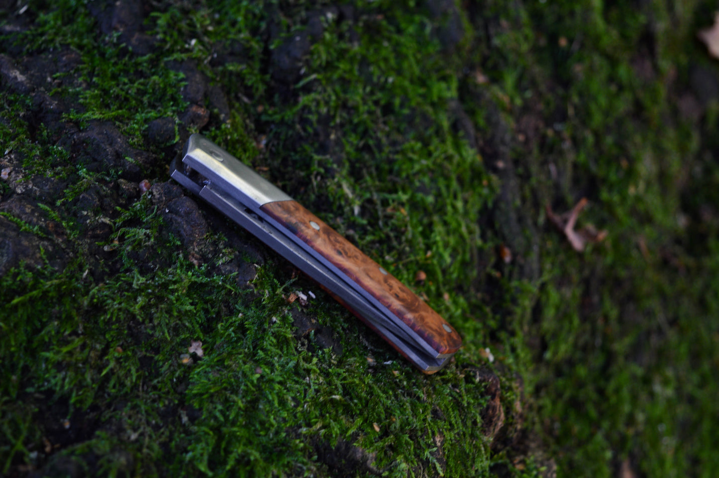 Hand-forged slipjoint folding knife / Pattern-welded Go-Mai Damascus Blade / Stainless Steel Liners & Bolsters / Amboyna Burl Scales