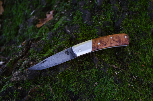 Hand-forged slipjoint folding knife / Pattern-welded Go-Mai Damascus Blade / Stainless Steel Liners & Bolsters / Amboyna Burl Scales