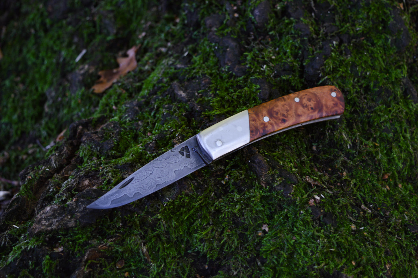 Hand-forged slipjoint folding knife / Pattern-welded Go-Mai Damascus Blade / Stainless Steel Liners & Bolsters / Amboyna Burl Scales