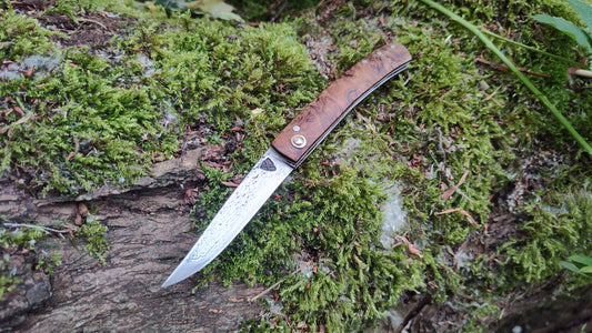 Hand-forged Friction Folder / Pattern-Welded San Mai blade with Oak Burl Scales / UK Legal Pocketknife