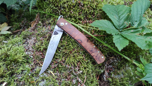 Hand-forged Friction Folder / Pattern-Welded San Mai blade with Oak Burl Scales / UK Legal Pocketknife