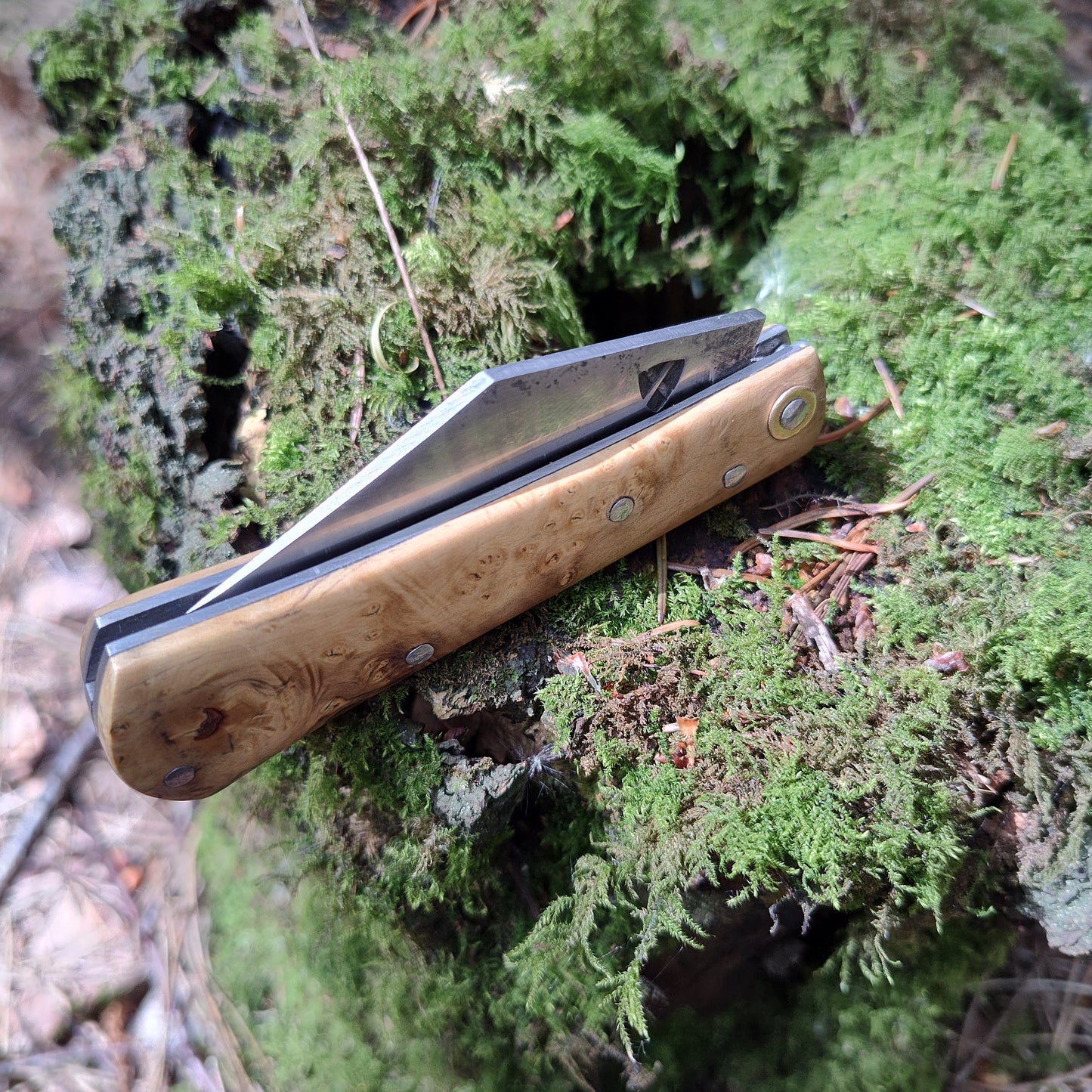 Hand-forged slipjoint folding knife / Boxwood burl handle / Non-locking UK Legal Carry