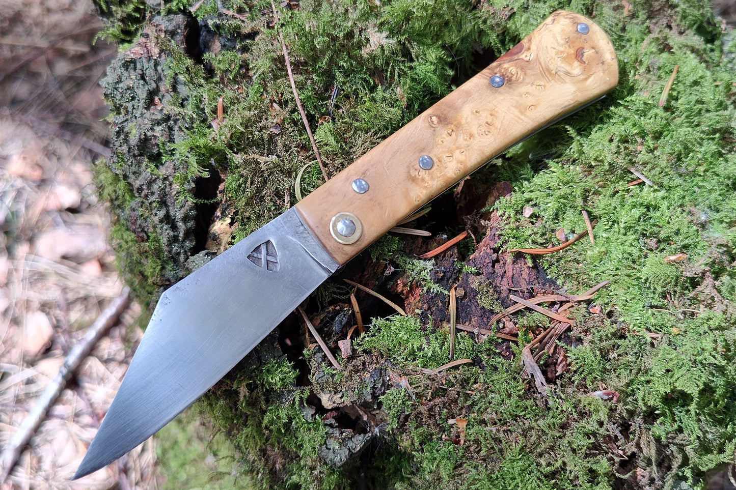 Hand-forged slipjoint folding knife / Boxwood burl handle / Non-locking UK Legal Carry
