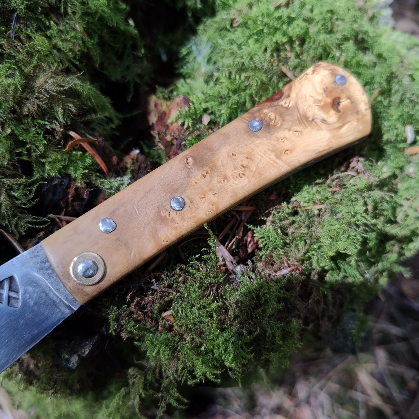 Hand-forged slipjoint folding knife / Boxwood burl handle / Non-locking UK Legal Carry