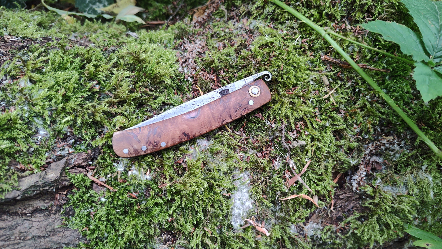 Hand-forged Friction Folder / Pattern-Welded San Mai blade with Oak Burl Scales / UK Legal Pocketknife