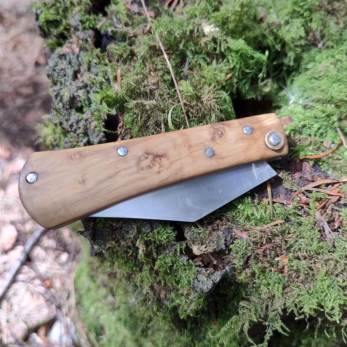Hand-forged slipjoint folding knife / Boxwood burl handle / Non-locking UK Legal Carry