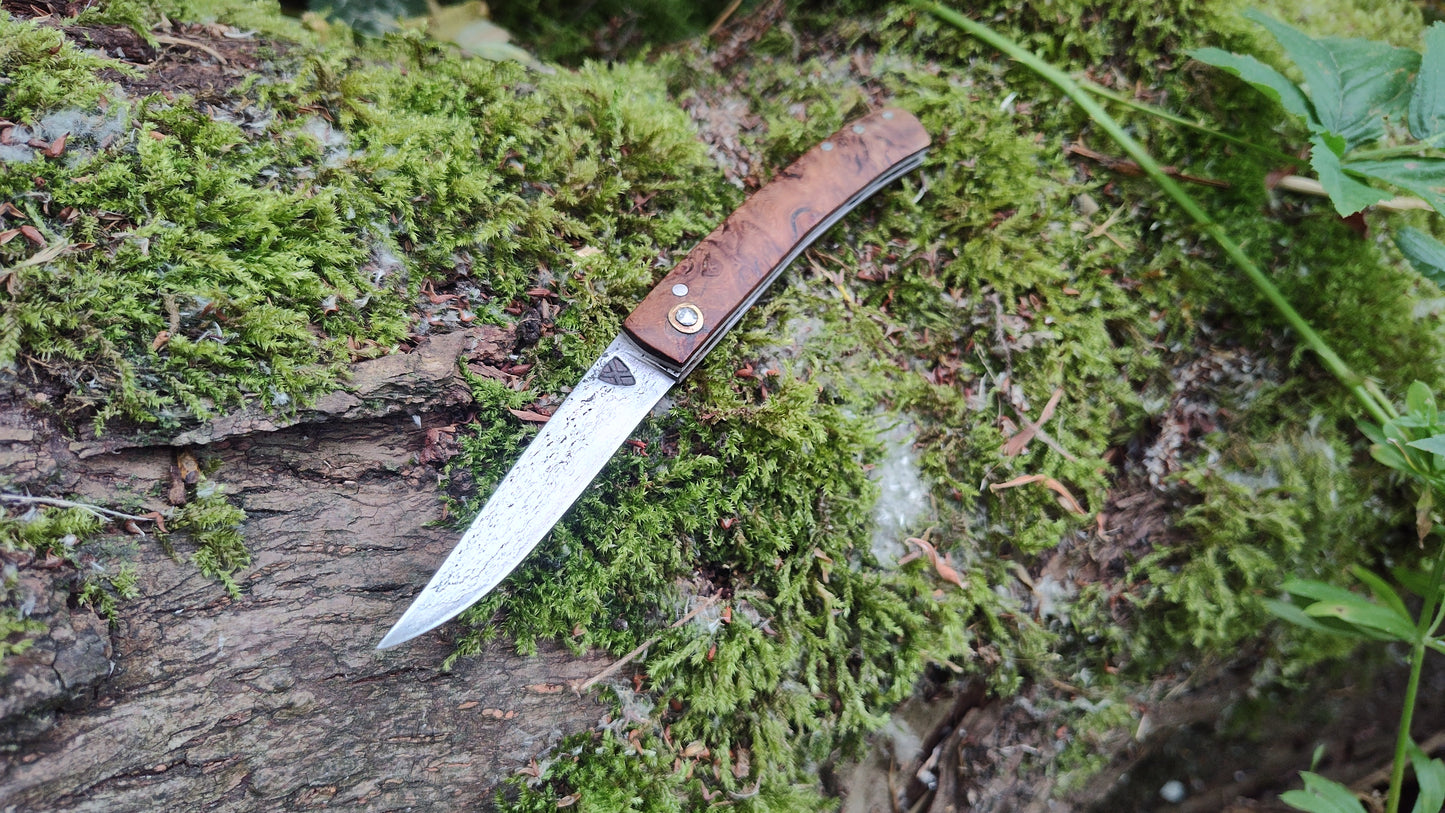Hand-forged Friction Folder / Pattern-Welded San Mai blade with Oak Burl Scales / UK Legal Pocketknife