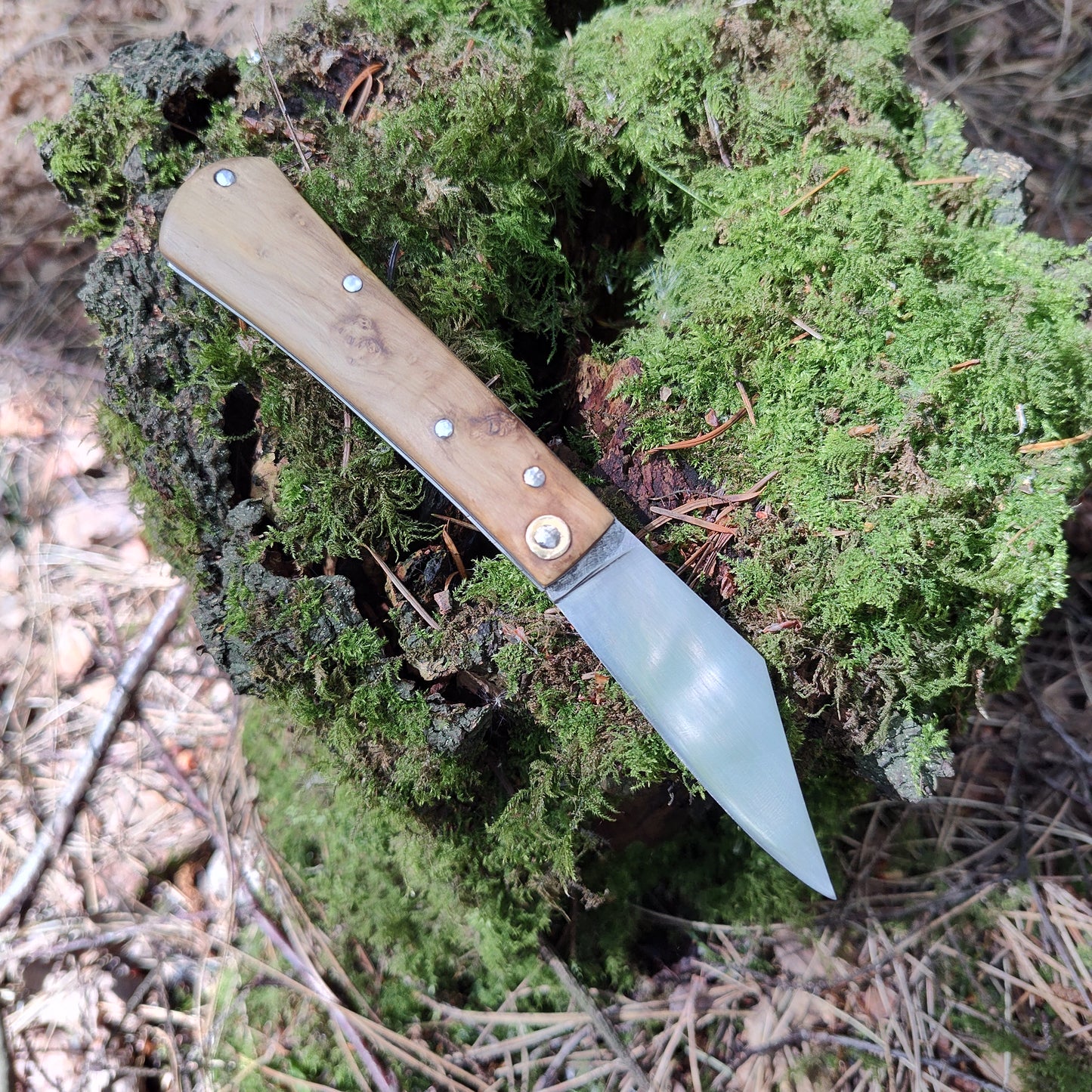 Hand-forged slipjoint folding knife / Boxwood burl handle / Non-locking UK Legal Carry